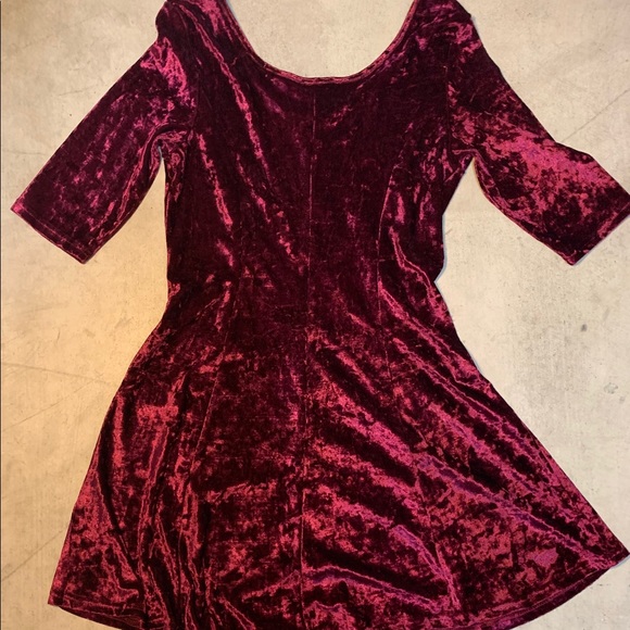 Burgundy crushed velvet dress - Picture 1 of 3